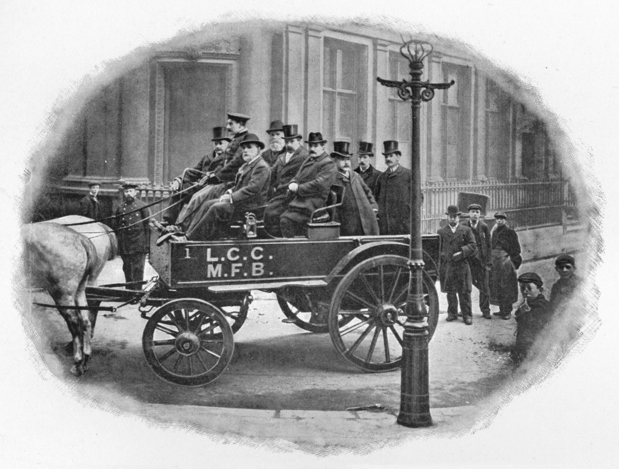 Comité des pompiers du Conseil du comté de Londres partant pour une inspection, vers 1903 - Unbekannt