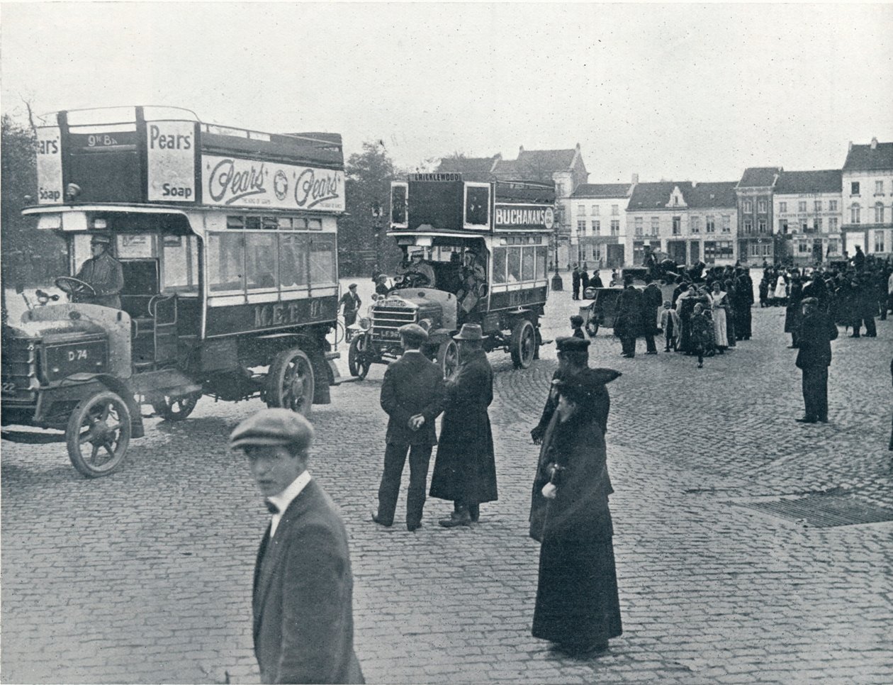 Bus londoniens utilisés sur le continent pour transporter les troupes britanniques, vers 1914 - Unbekannt