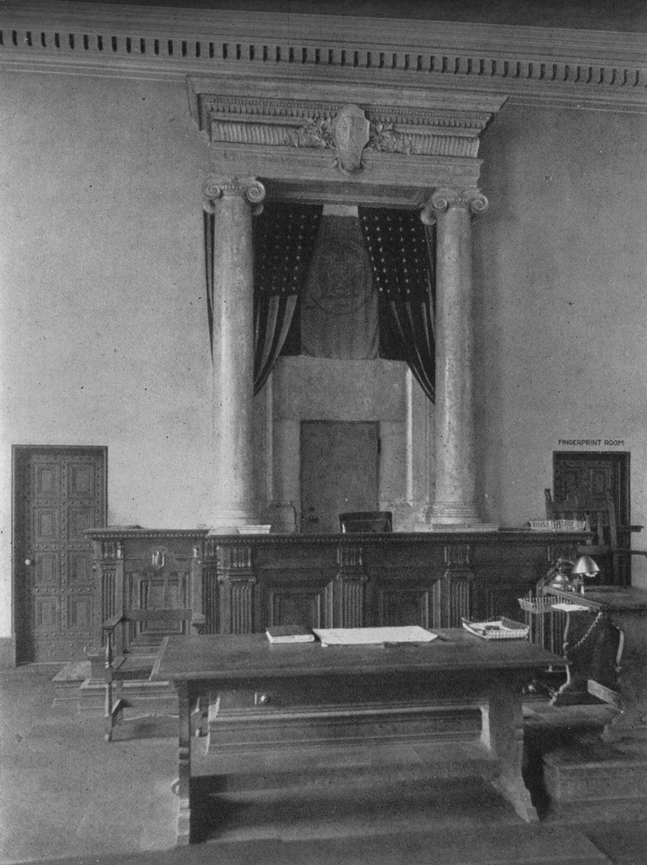 Bureau des magistrats dans la salle d