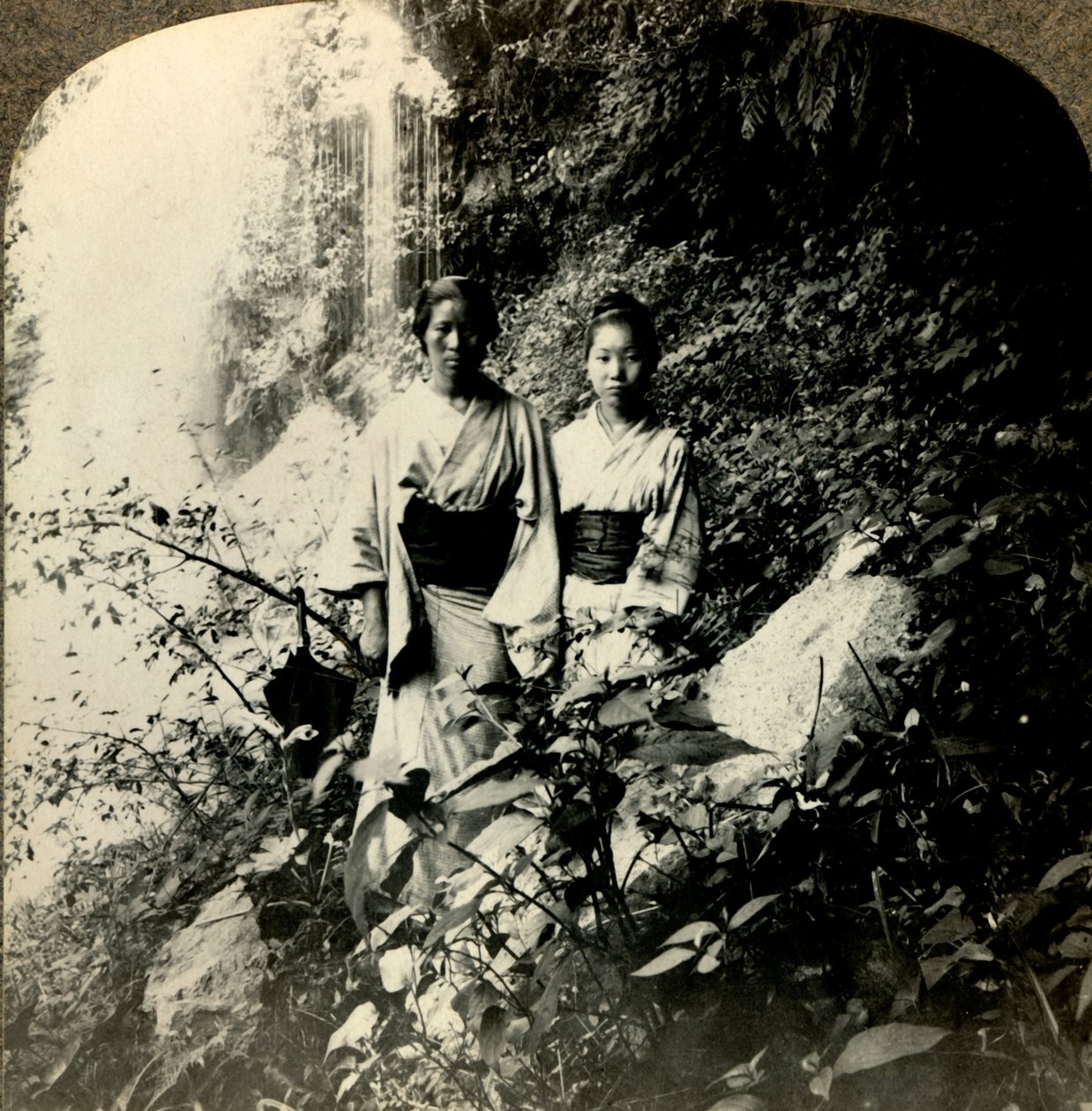 Jeunes filles du pays du soleil levant, sous les chutes d