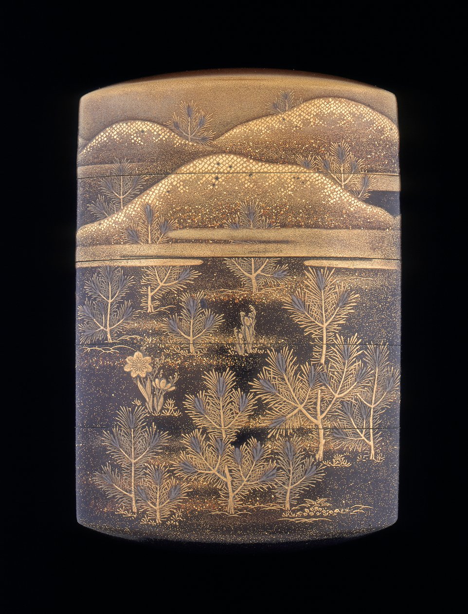Inro en laque Makie décoré de pins stylisés et de collines, fin de la période Edo, Japon - Unbekannt