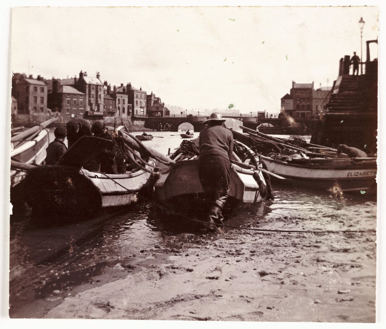 Homme lançant un bateau de pêche, port de Whitby - Unbekannt