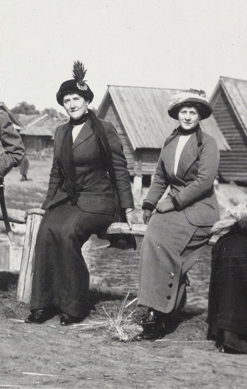 Maria Evgenyevna Golovina, secrétaire de Raspoutine à droite et Julia Alexandrovna Den, 1912-1913 - Unbekannt