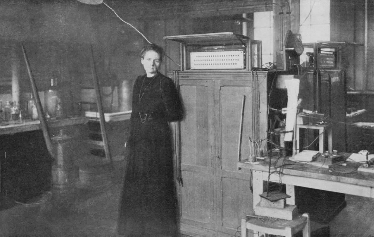 Marie Curie, physicienne franco-polonaise, dans son laboratoire - Unbekannt