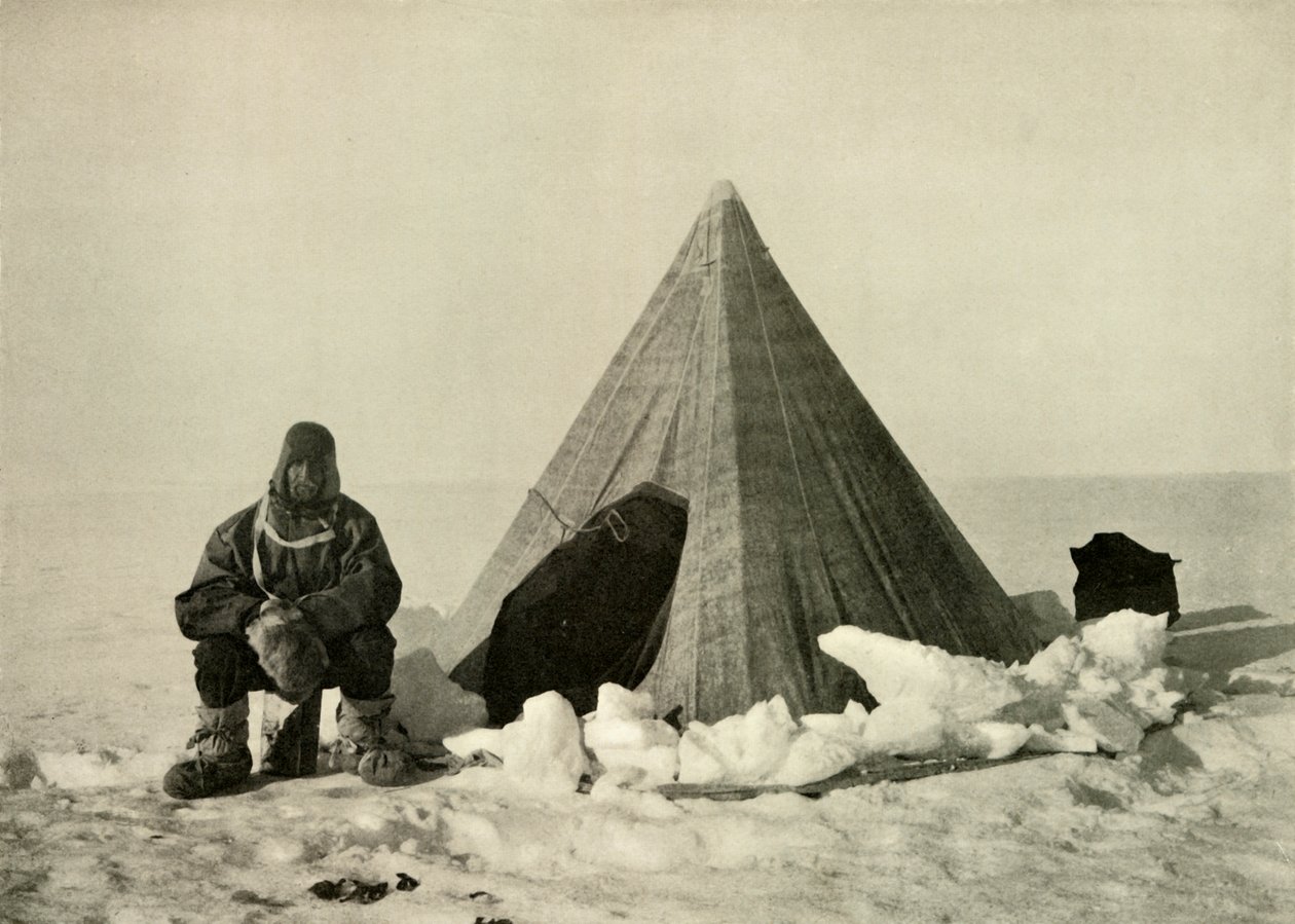 Marshall devant une tente, au camp, vers 1908, 1909 - Unbekannt