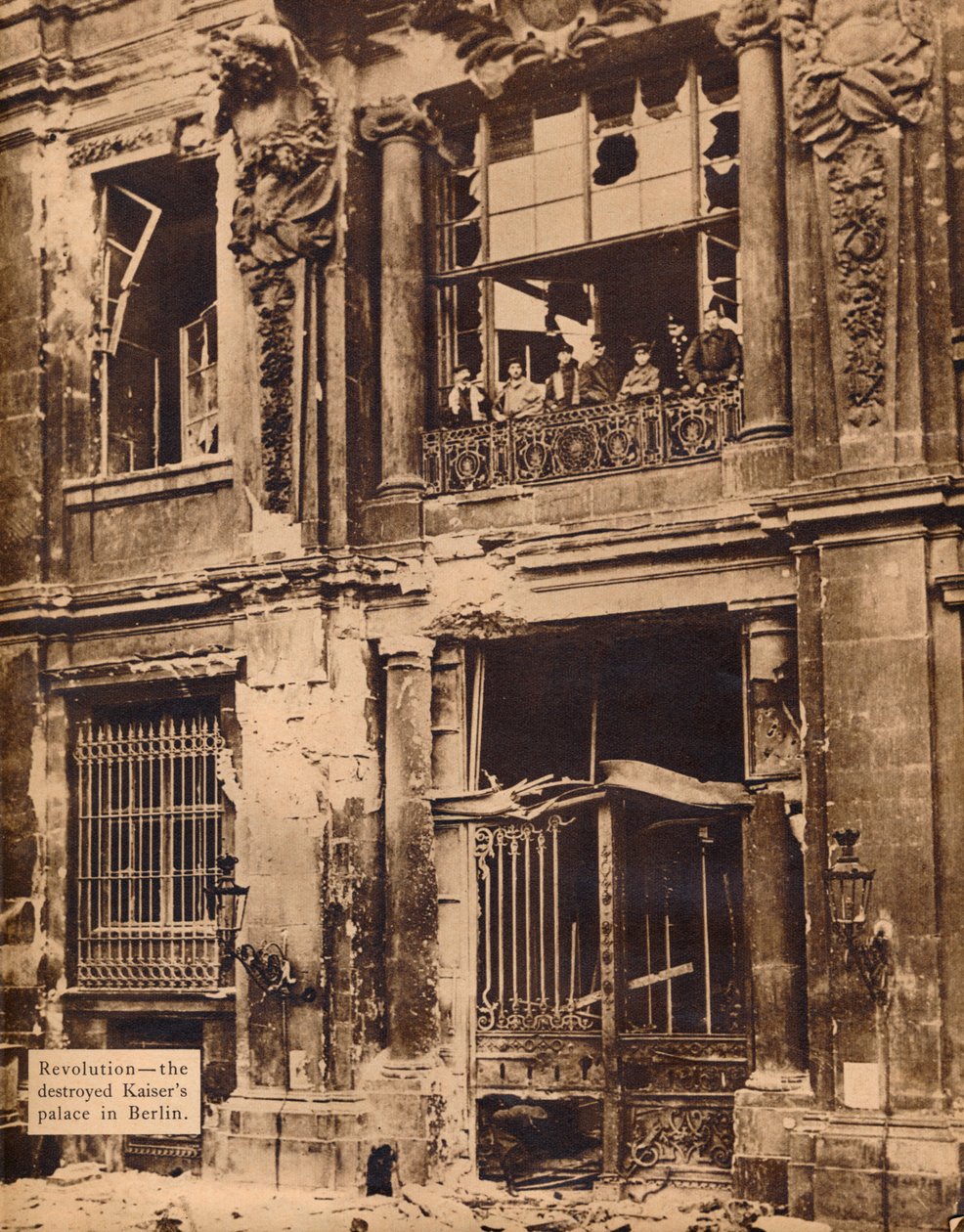 Membres de la Division Marine Populaire sur le balcon du Palais de la Ville, décembre 1918, 1918 - Unbekannt