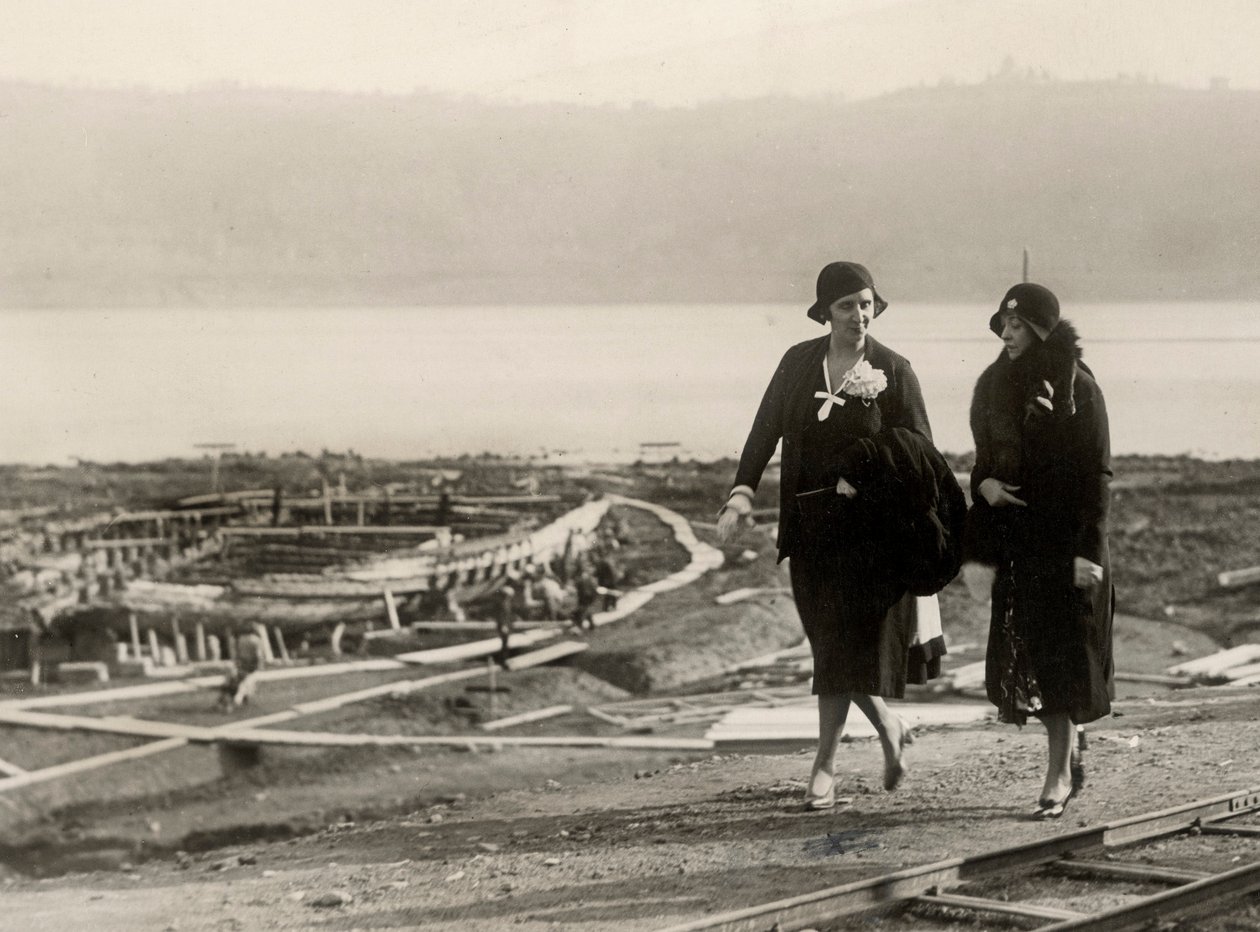 Millicent Veronica Willison, épouse de William Randolph Hearst, visitant les travaux de récupération des navires romains anciens du lac de Nemi, vers 1930 - Unbekannt