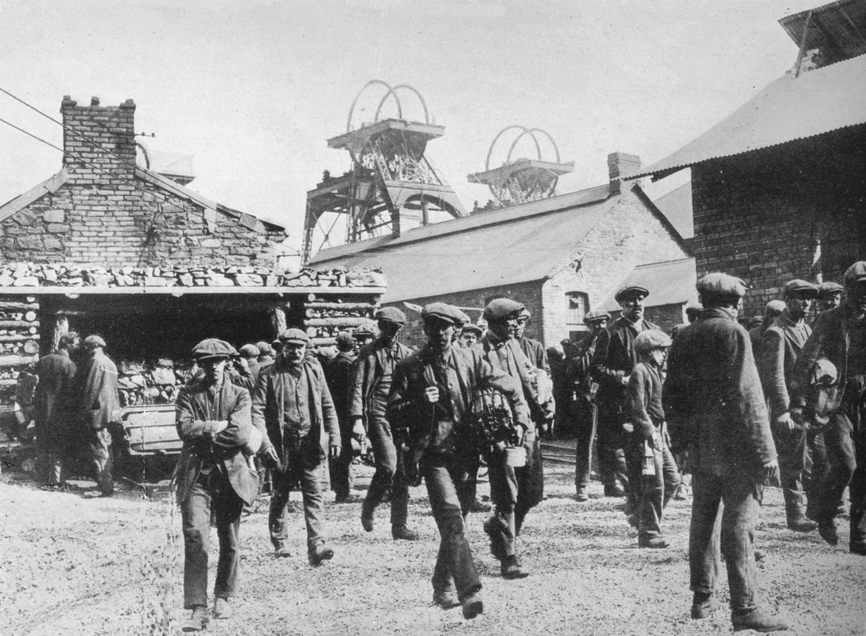 Mineurs quittant le puits après l