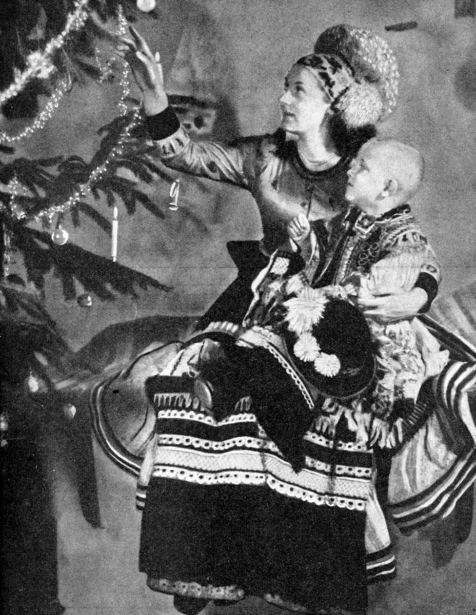 Mère et enfant avec arbre de Noël, peuple Matyo, Miskole, Hongrie, 1936 - Unbekannt