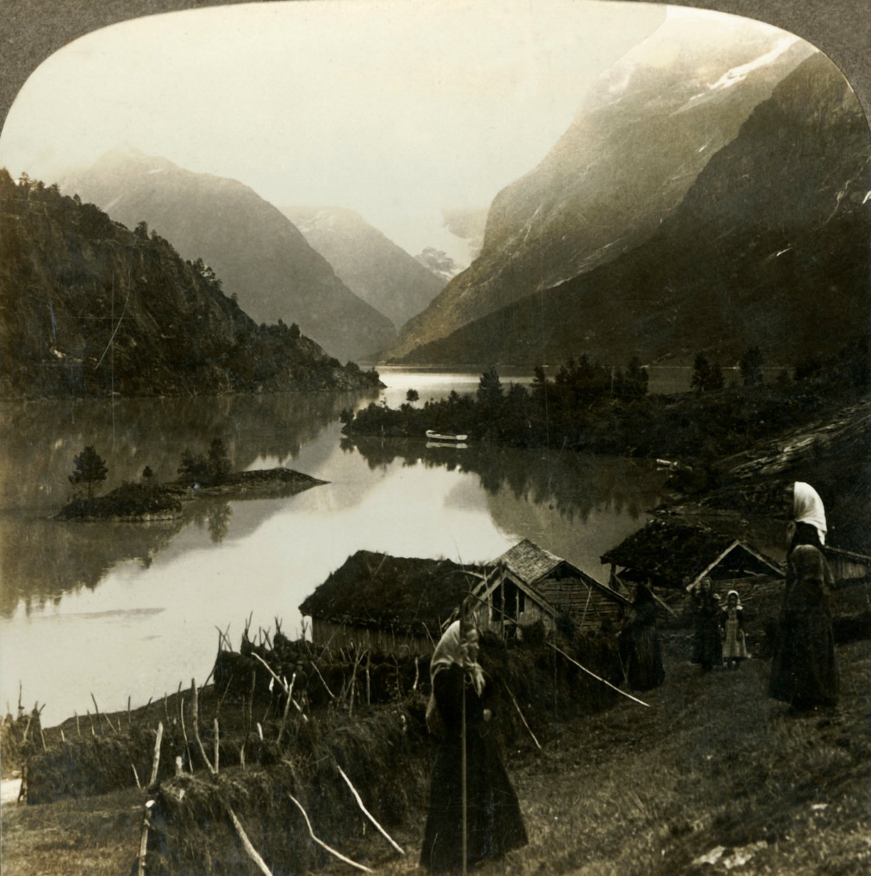 Lac Loen entouré de montagnes - beauté et grandeur inégalées - depuis la ferme Seten, Norvège, vers 1905 - Unbekannt