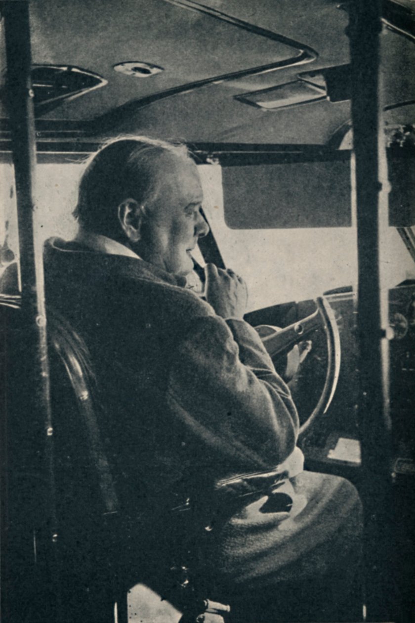 M. Churchill avec la R.A.F. - aux commandes de l
