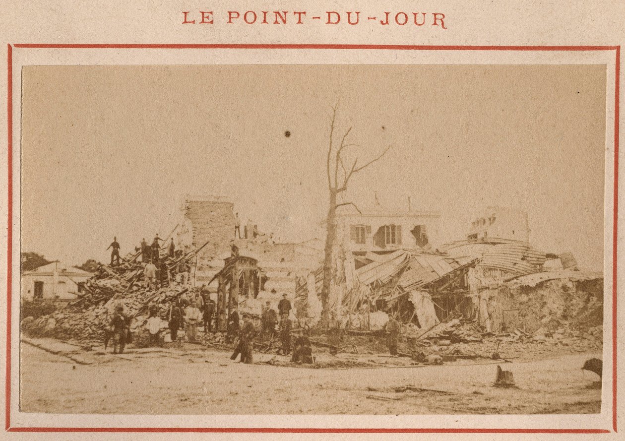 Municipalité de Paris (1871) : vue des ruines dans le quartier du Point-du-Jour à Paris en mai 1871. Photographie de Pierre Pepetit. Impression sur carton, Dim. 9x5,4 cm - Unbekannt