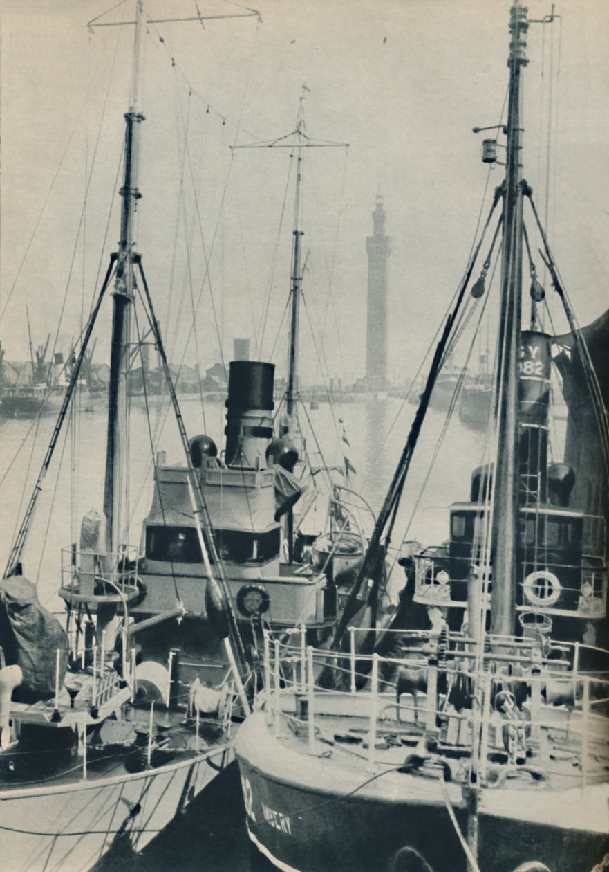 Chalutier naval, HMS Liffy à côté d