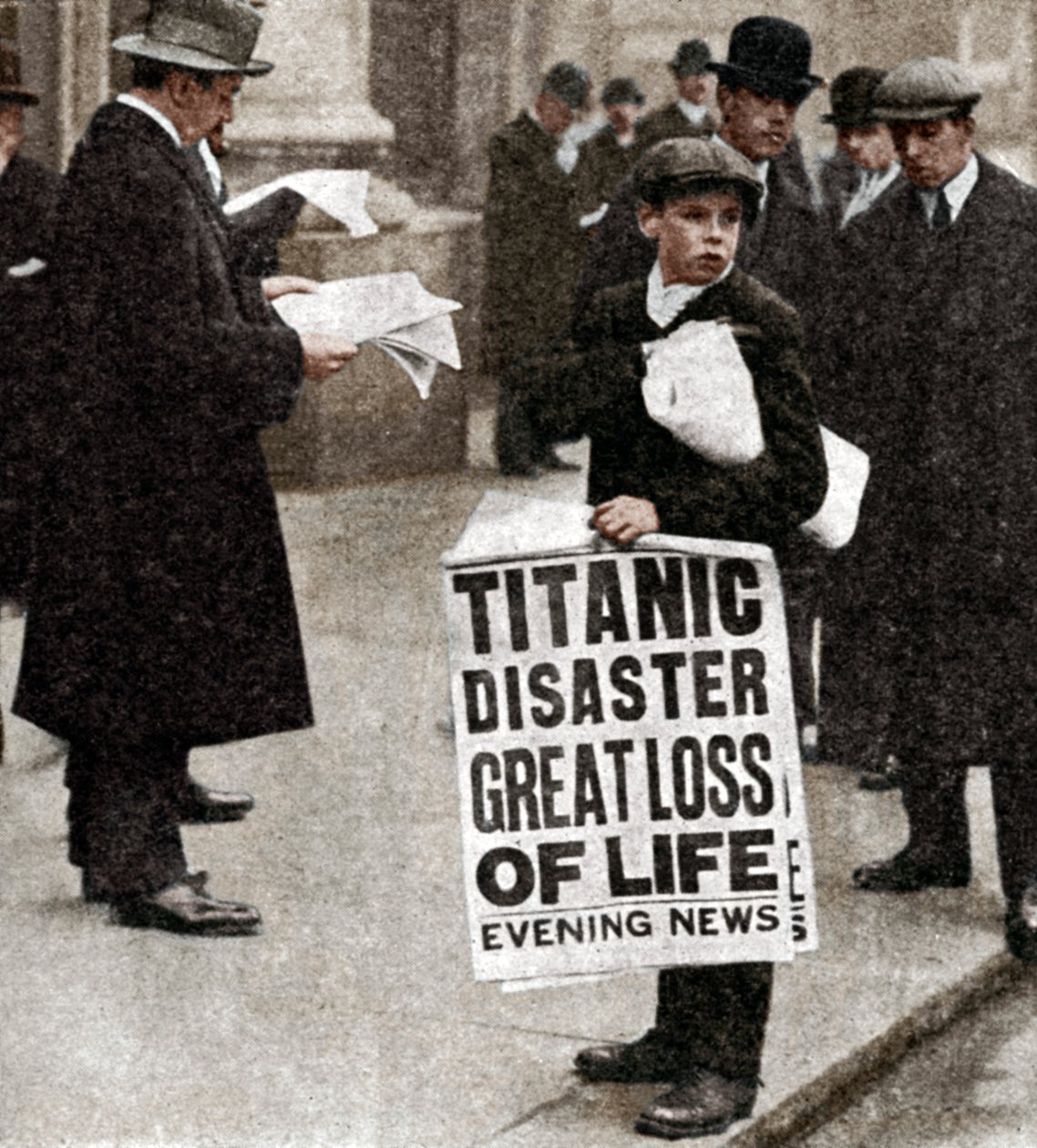 Garçon de journaux avec des nouvelles de la catastrophe du Titanic, 14 avril 1912 - Unbekannt