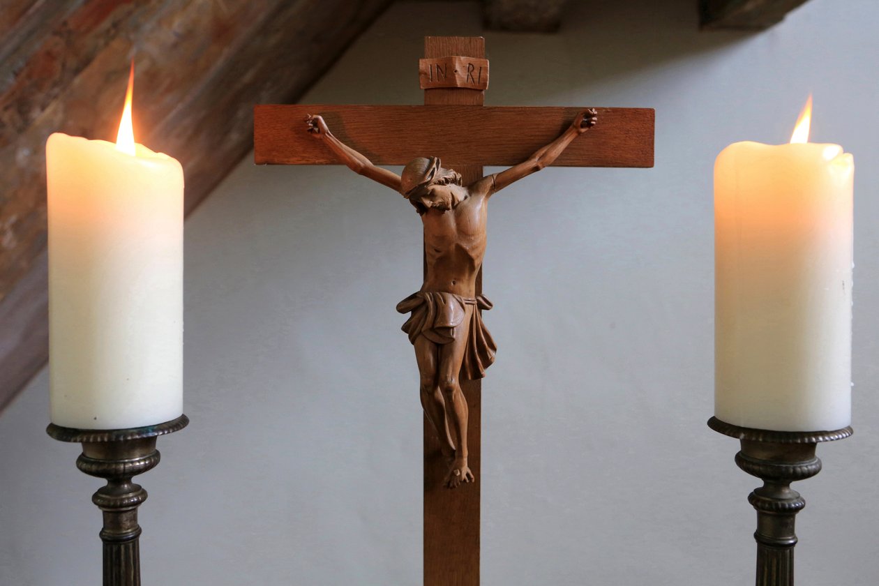 Obersteinbach, Bas-Rhin, France, le 29/5/2014 - Bougies et crucifix. Temple luthérien. - Unbekannt