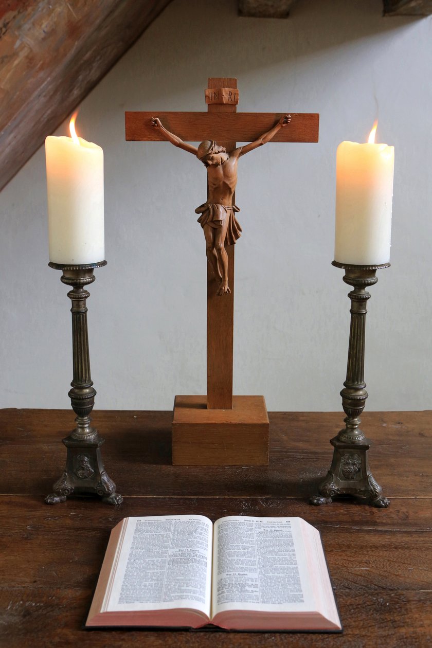 Obersteinbach, Bas-Rhin, France, le 29/5/2014 - Bougies, crucifix et Bible. Temple luthérien. - Unbekannt