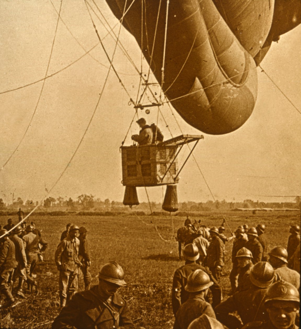 Observation des positions ennemies depuis un ballon de barrage, c1914-c1918 - Unbekannt