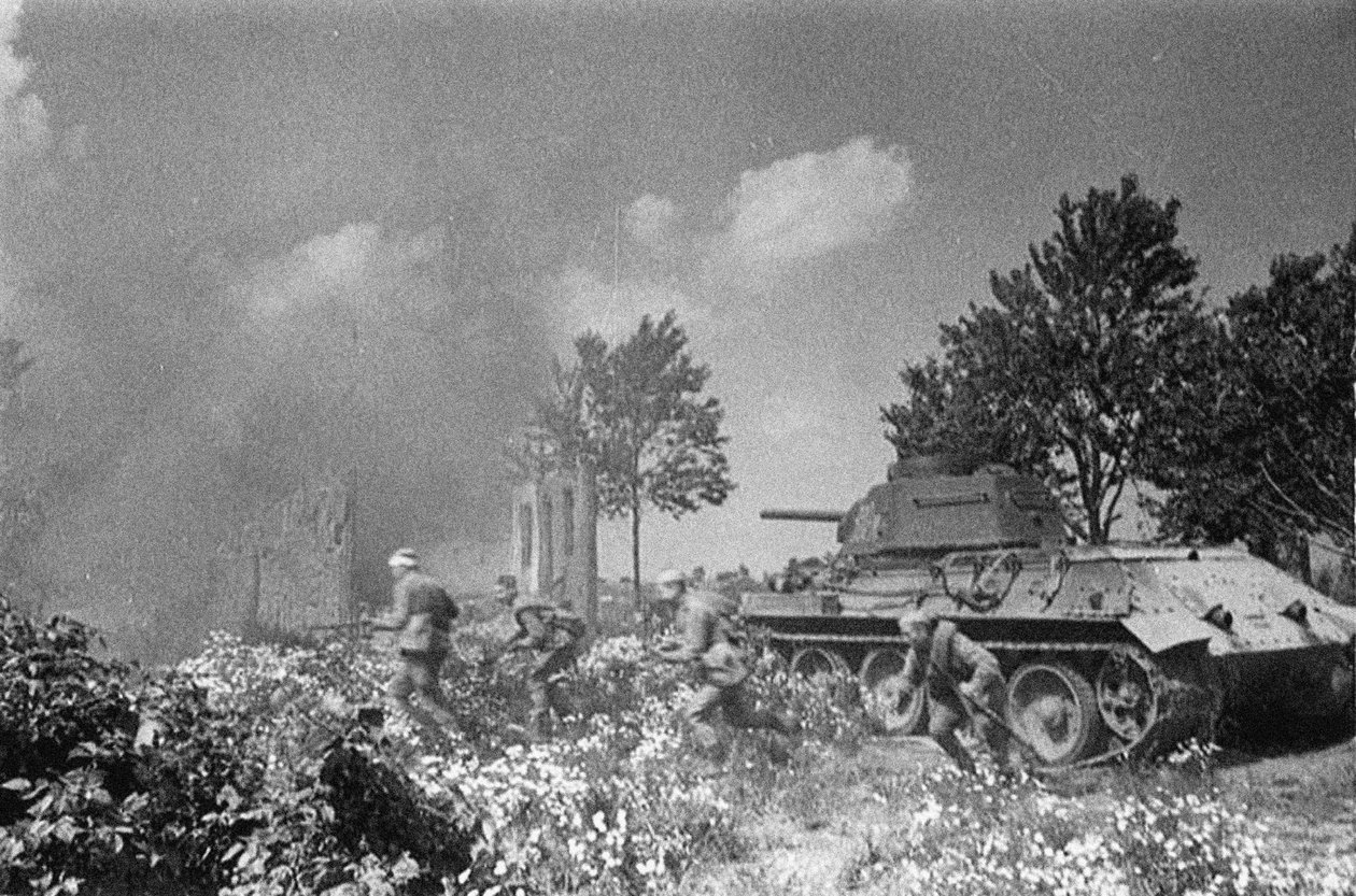 Opération Koutouzov. Les troupes soviétiques suivent leurs chars près d