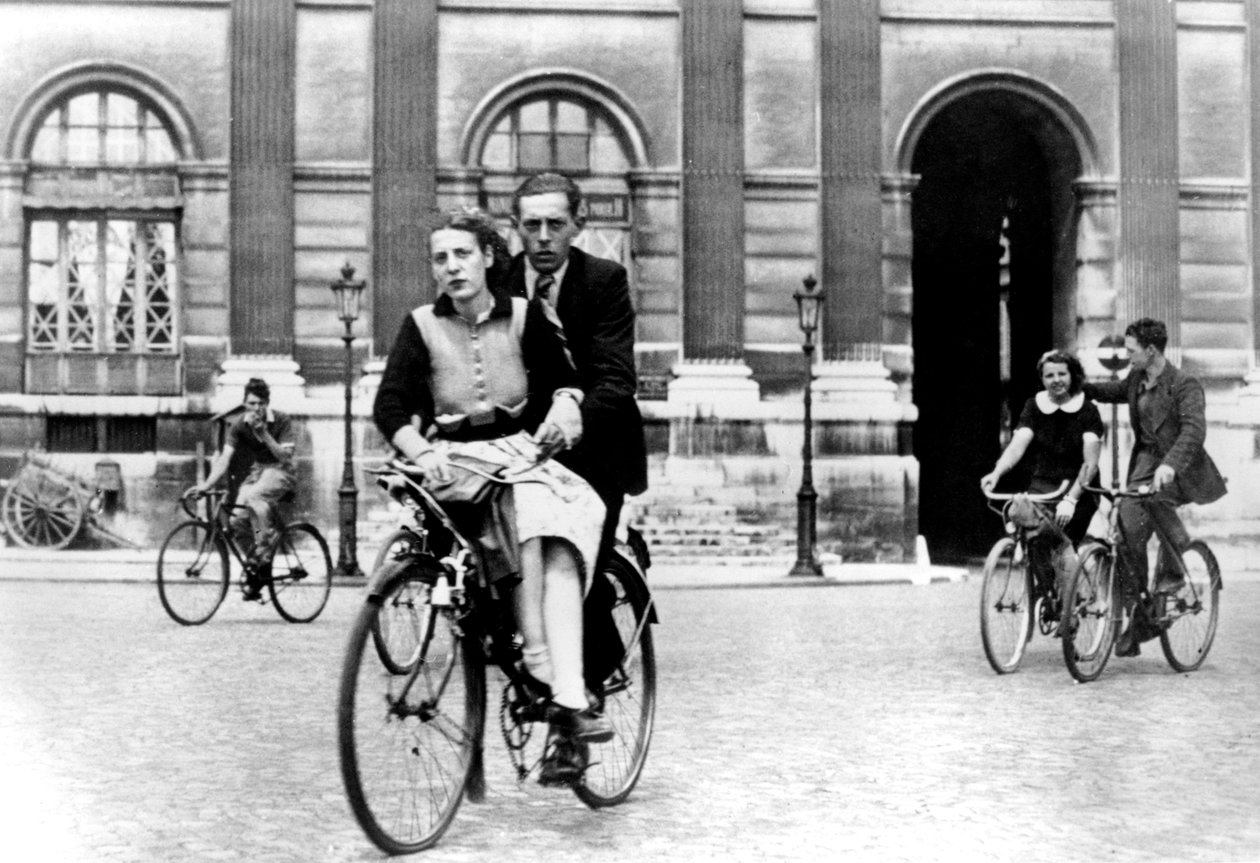 Parisiens voyageant à vélo, Paris occupé par les Allemands, juillet 1940 - Unbekannt