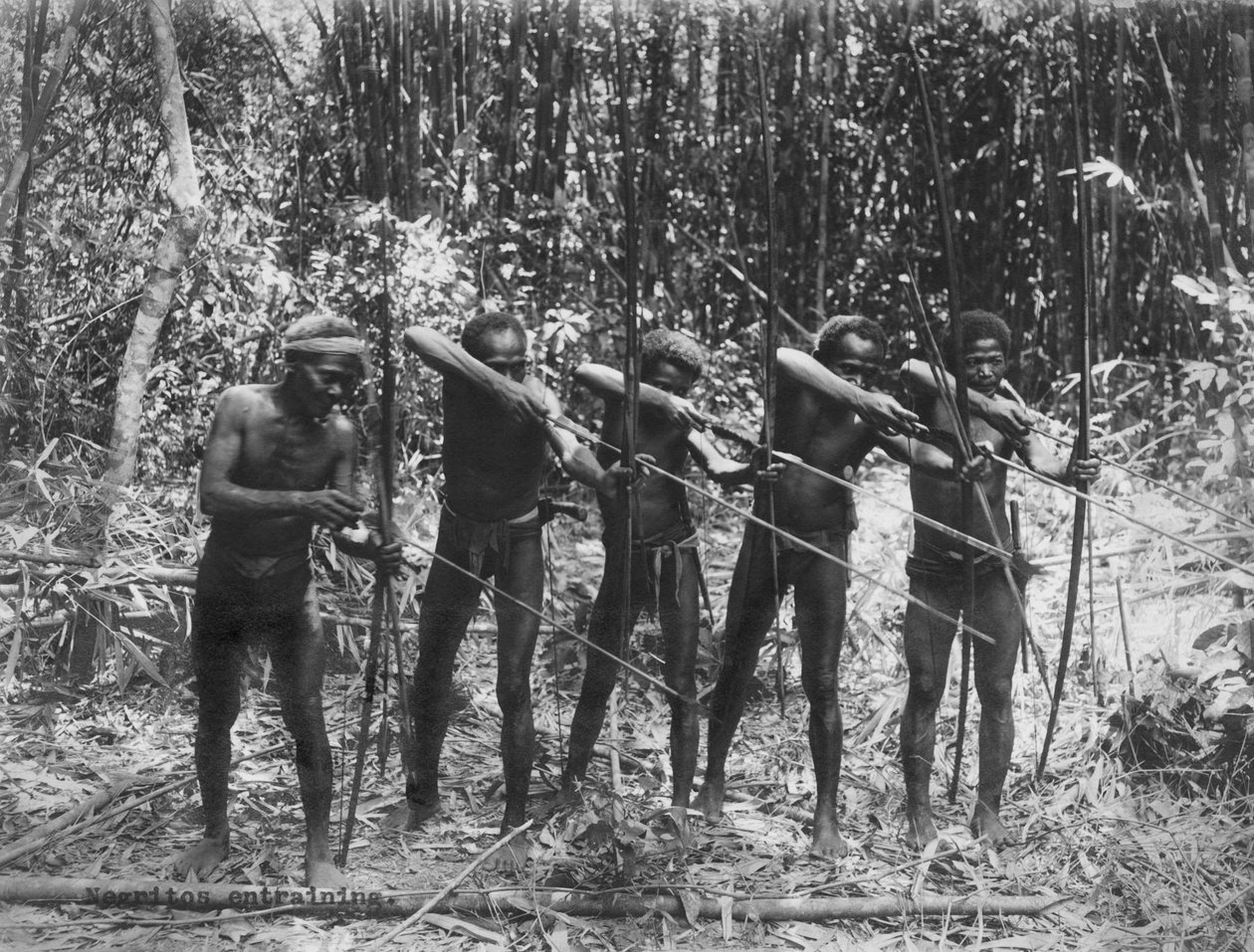 Philippines : vers 1890 Membres masculins de la tribu Negrito montrant leurs compétences de chasse - Unbekannt