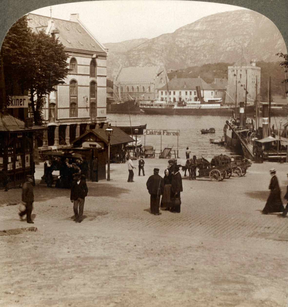 Ancienne forteresse pittoresque Bergenhus, depuis une place dans la ville moderne, Bergen, Norvège, 1905 - Unbekannt