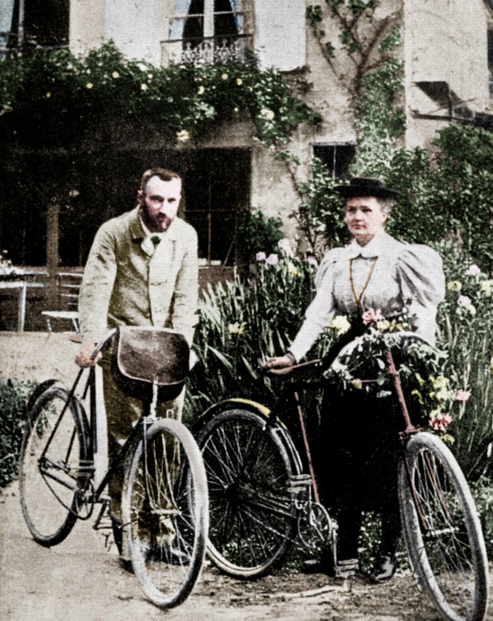 Pierre et Marie Curie, physiciens français, se préparant à faire du vélo - Unbekannt