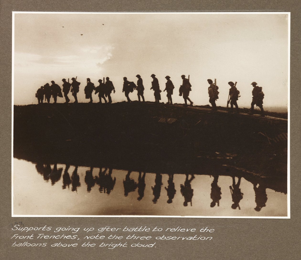 Première guerre mondiale: troupes de renfort avançant vers les tranchées du front, avec trois ballons d