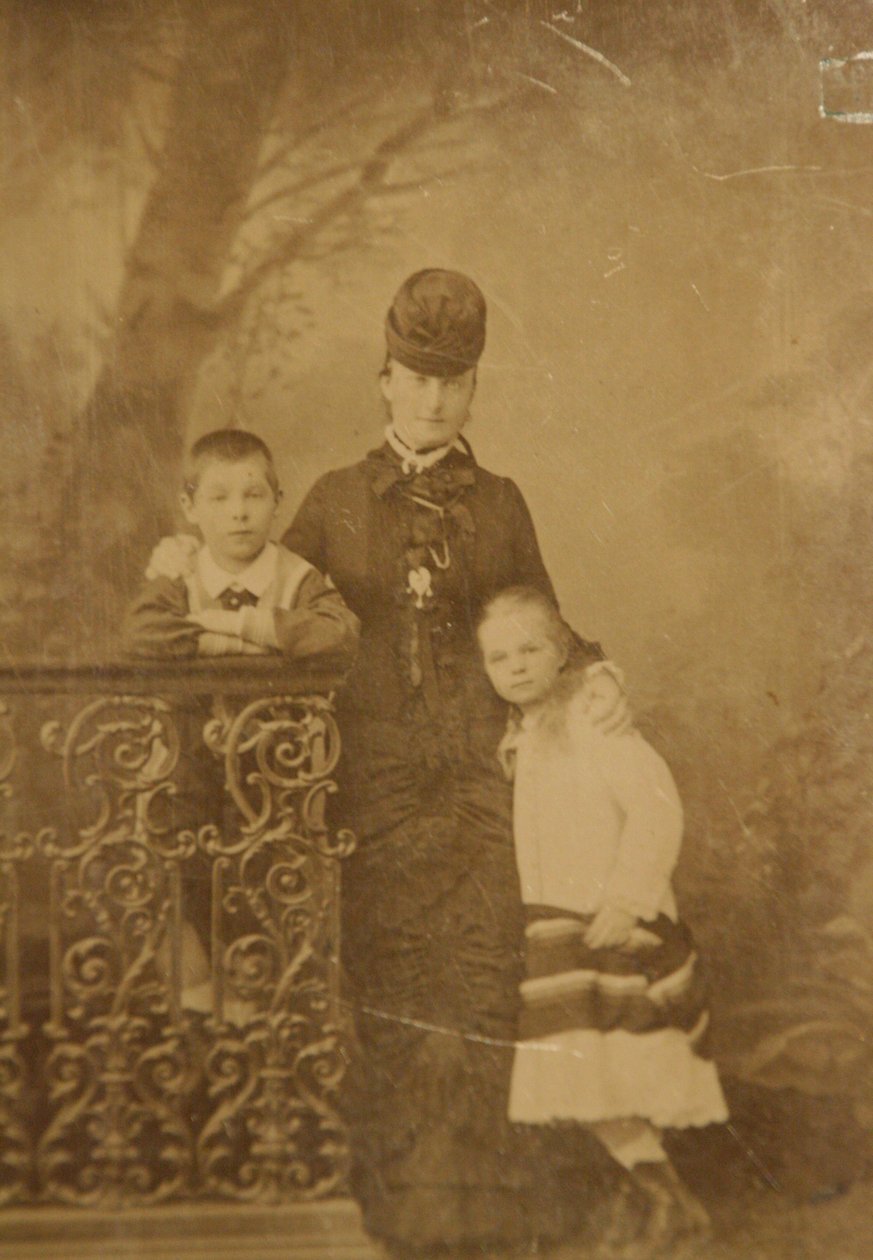 Princesse Ekaterina Mikhailovna Yurievskaya avec les enfants Georgy et Olga, fin des années 1870-début des années 1880 - Unbekannt