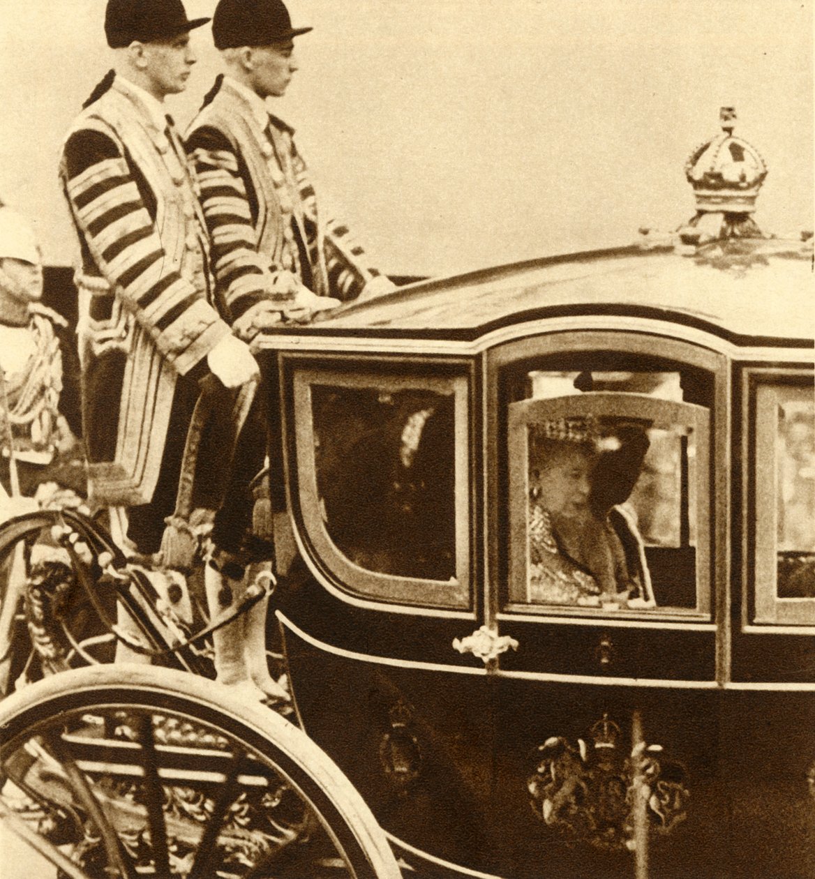 La reine Mary, dans son carrosse de verre, accompagnée de la reine Maud de Norvège, 1937 - Unbekannt
