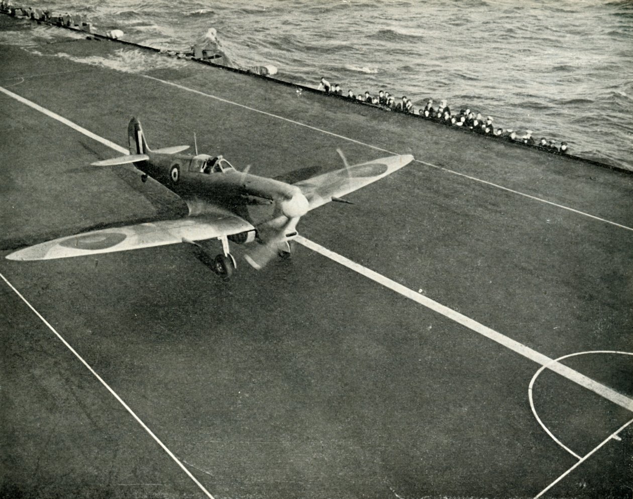 Un Spitfire de la RAF sur le pont d