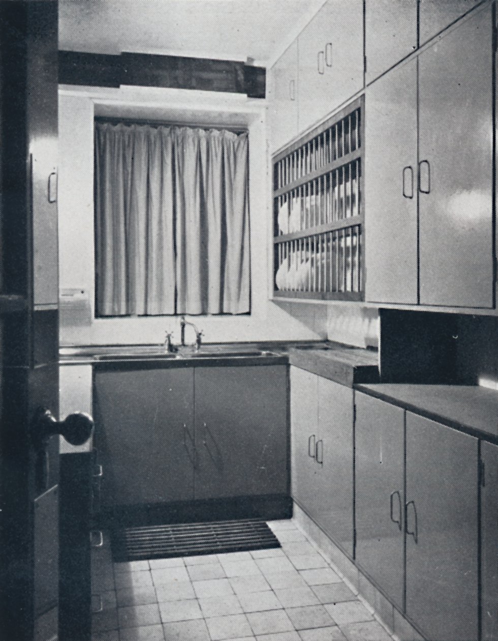 R. W. Symonds et Partenaire, L. & A.R.I.B.A. - Cuisine : Équipements celluloses couleur mastic, inox - Unbekannt