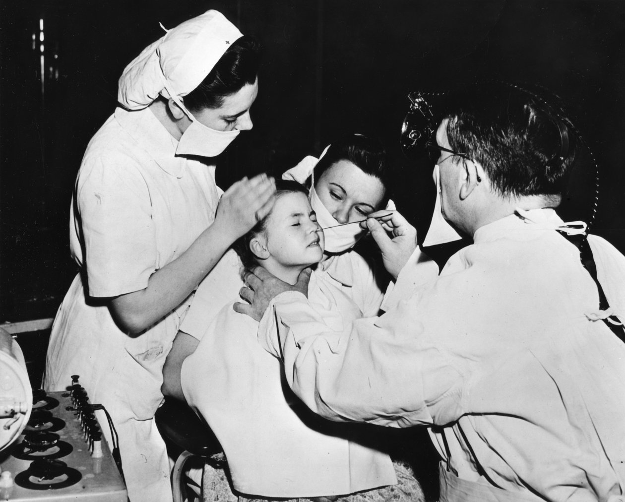 Traitement au radium pour guérir une infection nasale, France, c1947-1951 - Unbekannt