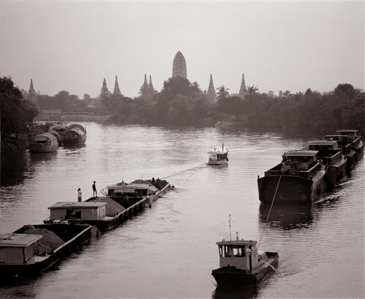Péniches descendant la rivière Chao Phraya avec vue sur Wat Chaiwatthanaram - Unbekannt