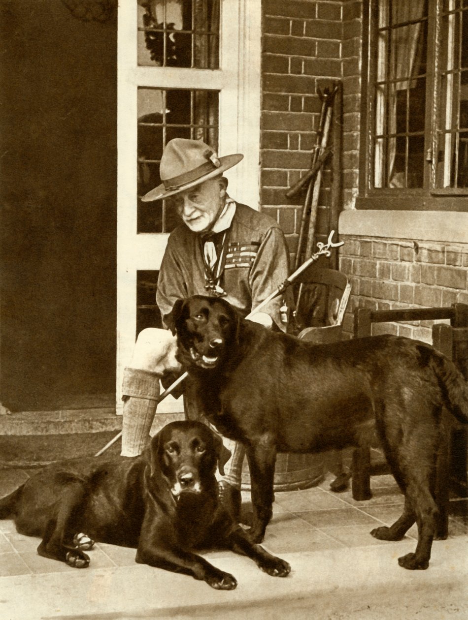 Robert Baden-Powell chez lui avec ses chiens, vers 1929, 1935 - Unbekannt