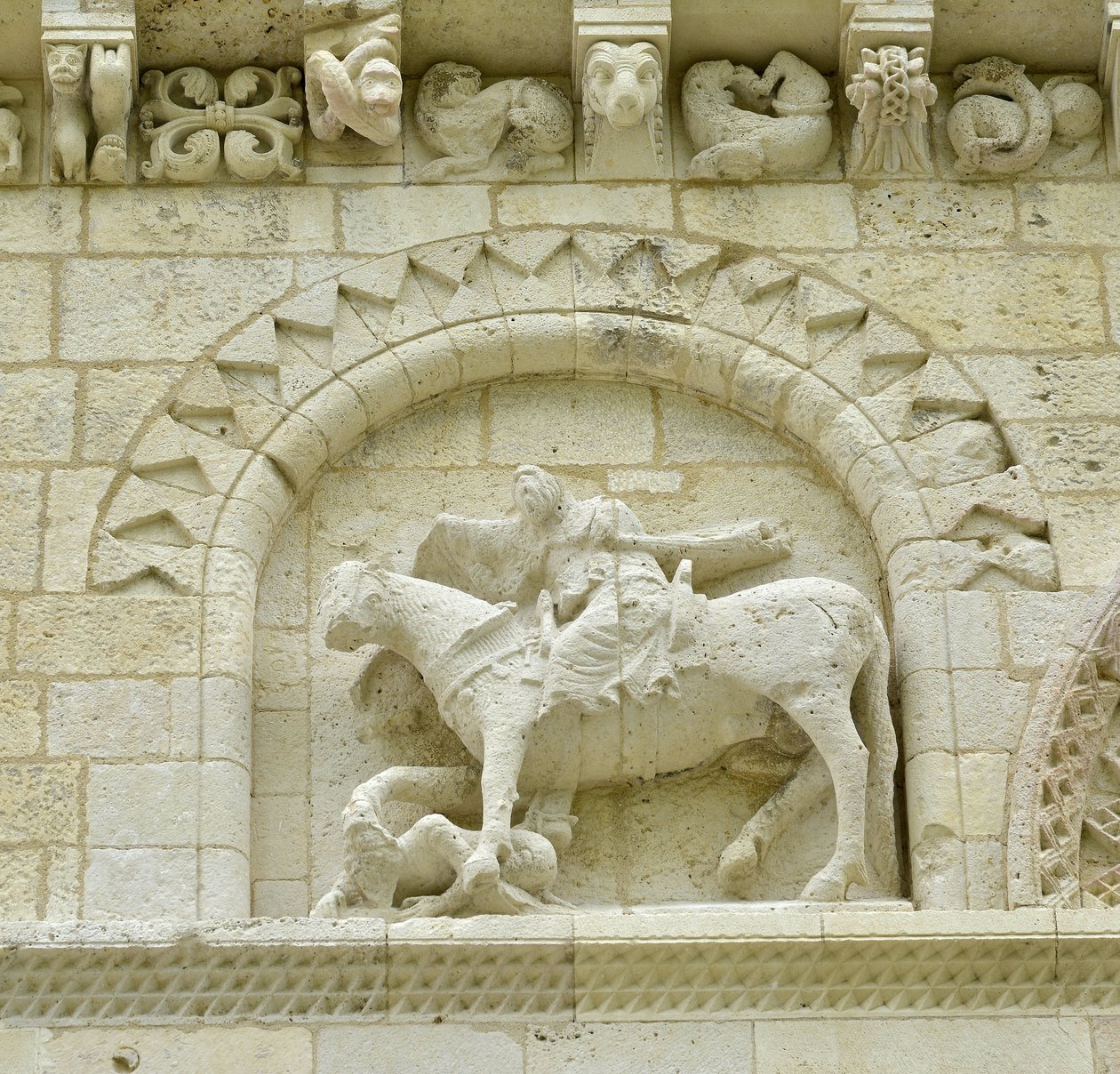 Art roman : détail de la façade représentant Hugues de Surgères et Geoffroy de Vendôme ou l