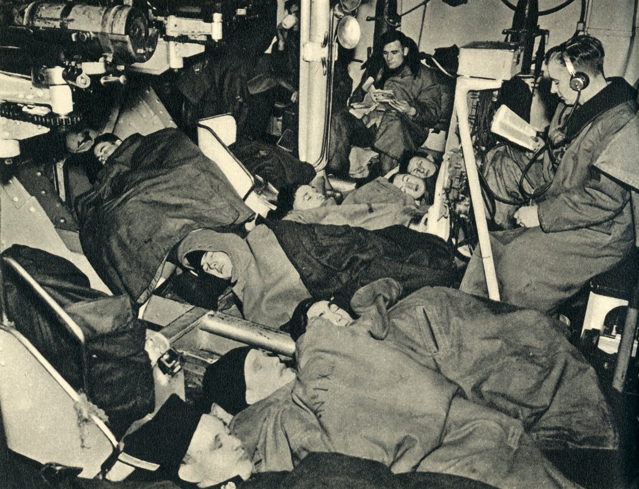 Marines royaux dormant dans la tourelle d