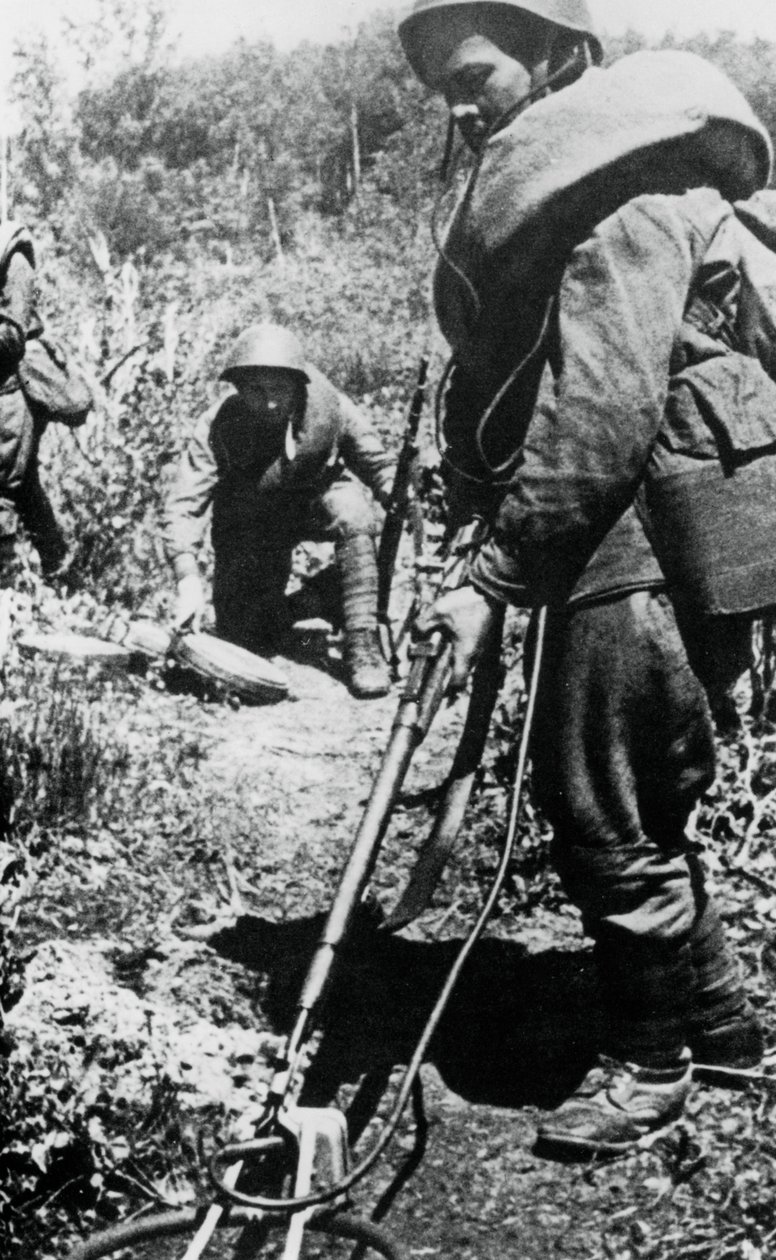 Soldats russes déminant, à l