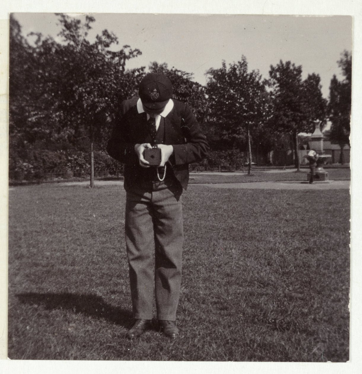 Écolier prenant une photographie, vers 1905 - Unbekannt