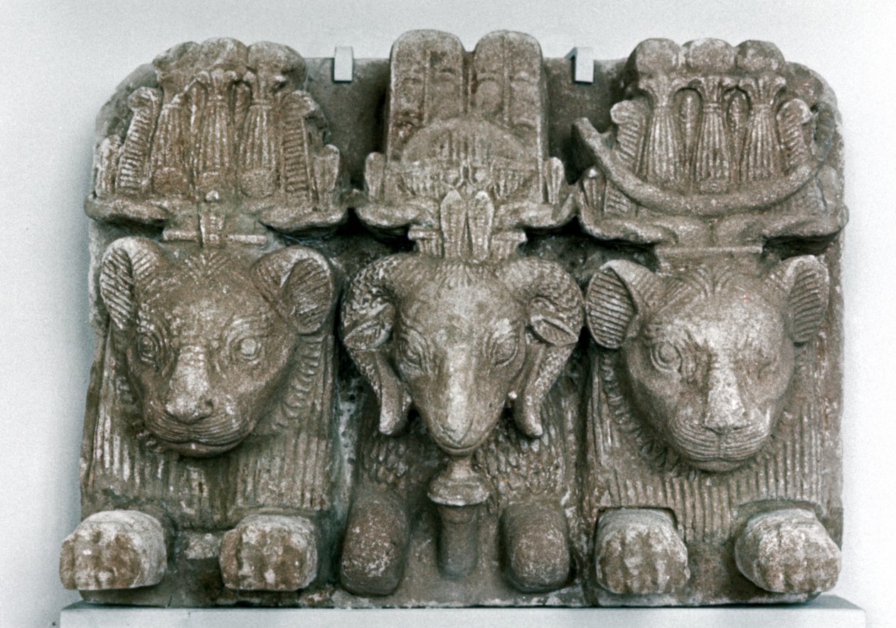 Sculpture de trois têtes d