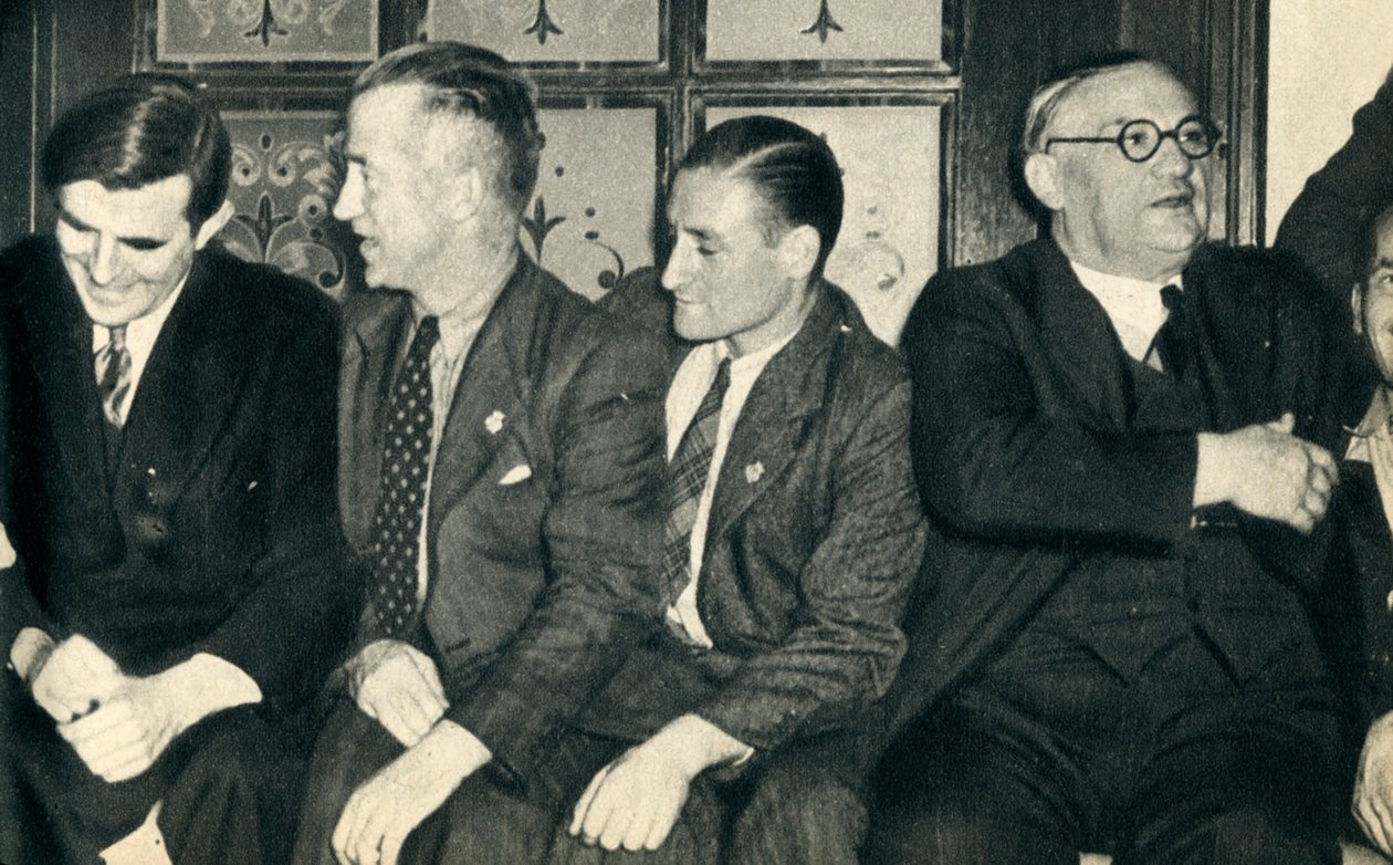 Camarades de bord à terre. John G. Winant, Ernest Bevin, avec des marins marchands, 1942 - Unbekannt