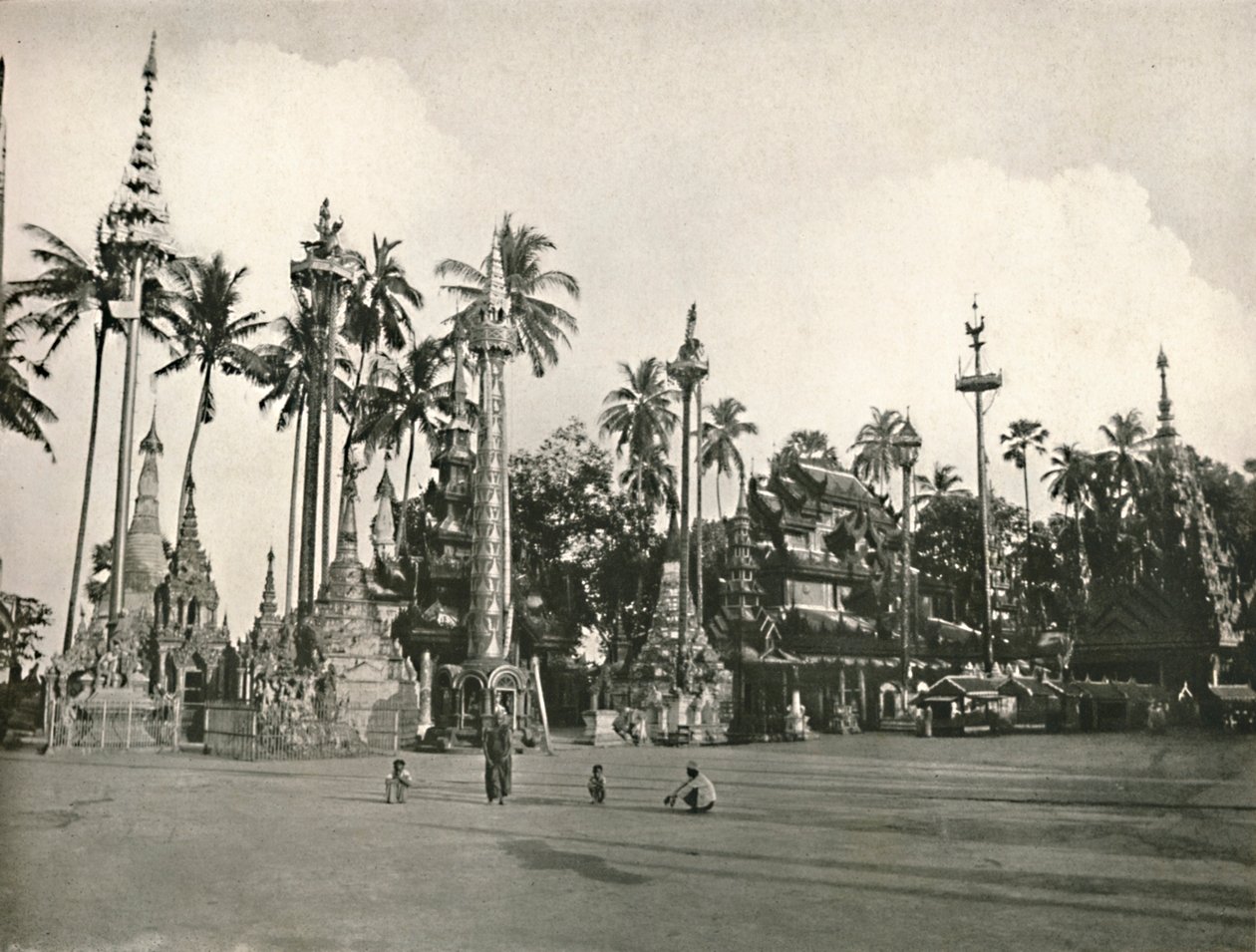 Sanctuaires à la pagode Shwe Dagon, Rangoon, 1900 - Unbekannt
