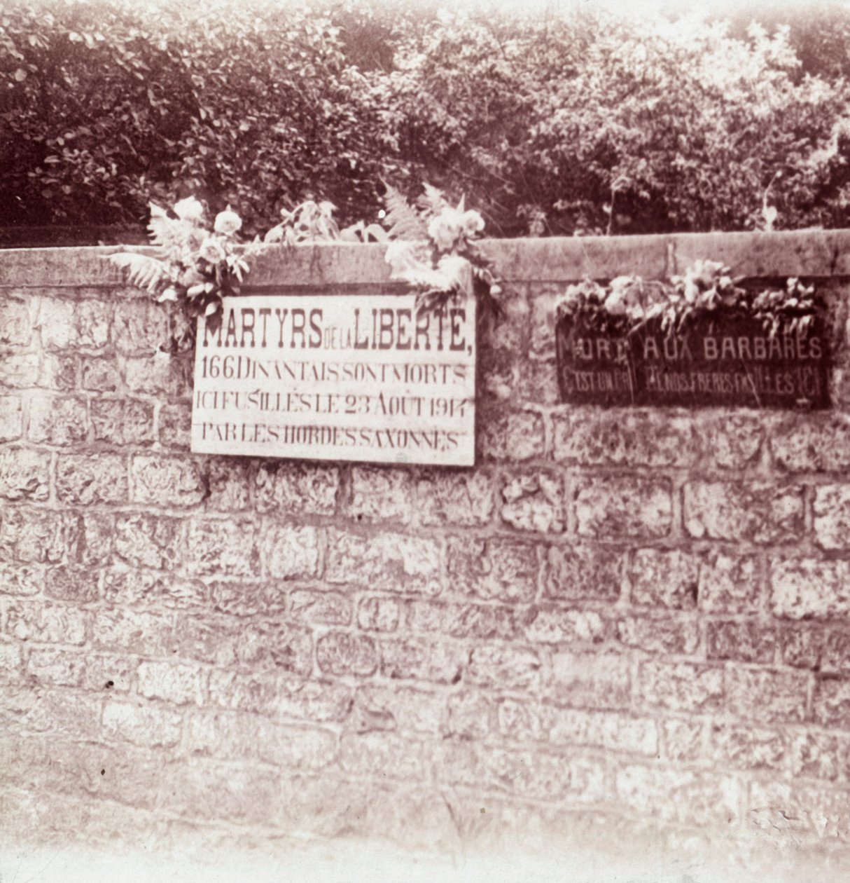 Panneau en mémoire des civils fusillés par les Allemands, Dinant, Belgique, vers 1914-1918 - Unbekannt
