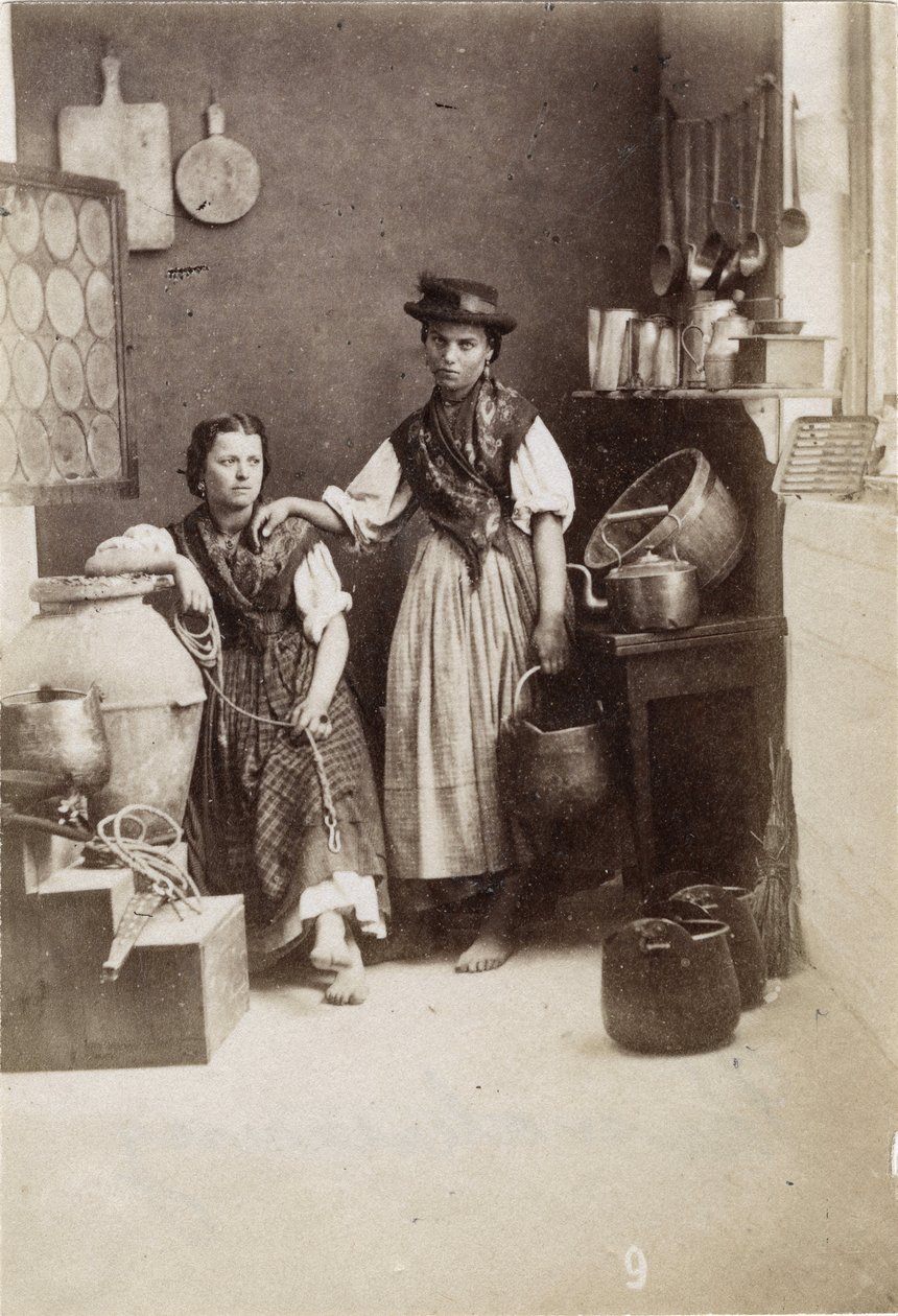 Petits métiers : portrait de deux femmes portant de l