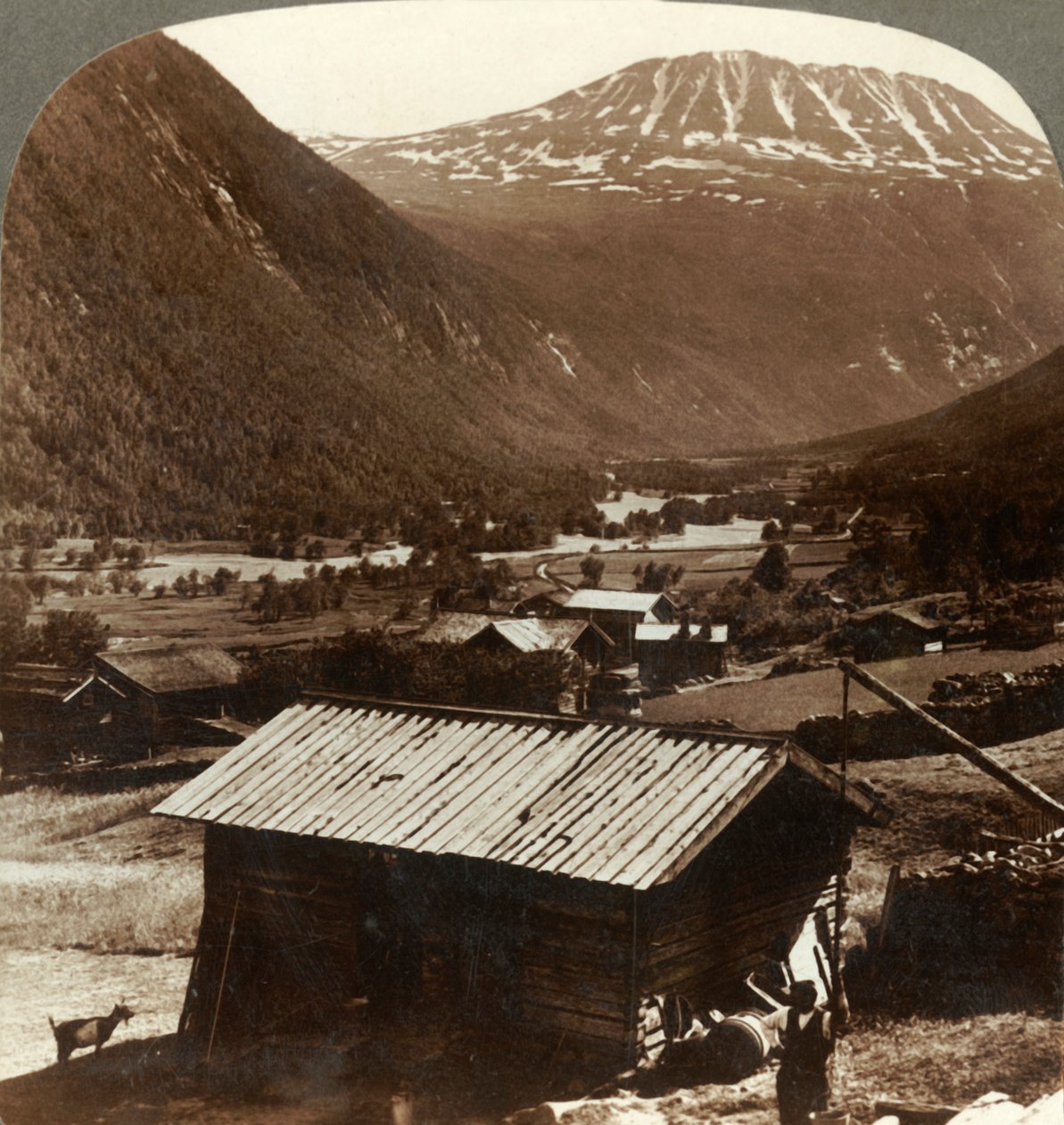Les hauteurs enneigées du Mont Gausta, 6180 pieds, au-dessus des maisons tranquilles dans la vallée de Maan, Norvège - Unbekannt