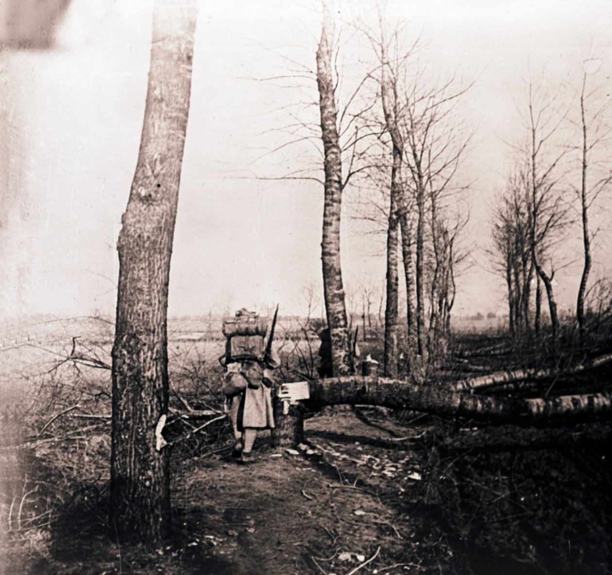 Soldat avec sac sur le dos, vers 1914-1918 - Unbekannt
