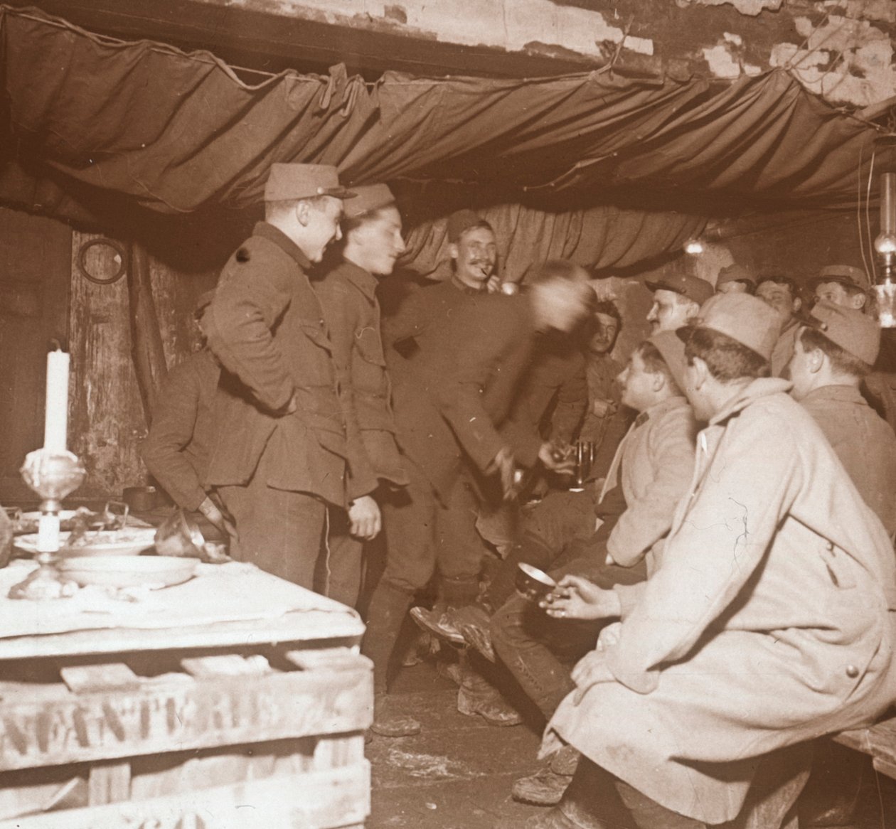 Soldats dans un abri, Genicourt, nord de la France, vers 1914-1918 - Unbekannt