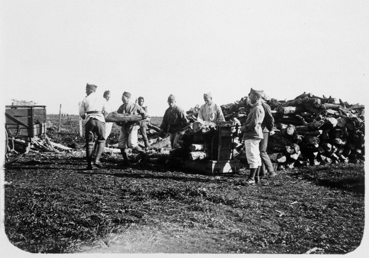 Soldats de la Légion étrangère française empilant des bûches, Syrie, 20ème siècle - Unbekannt