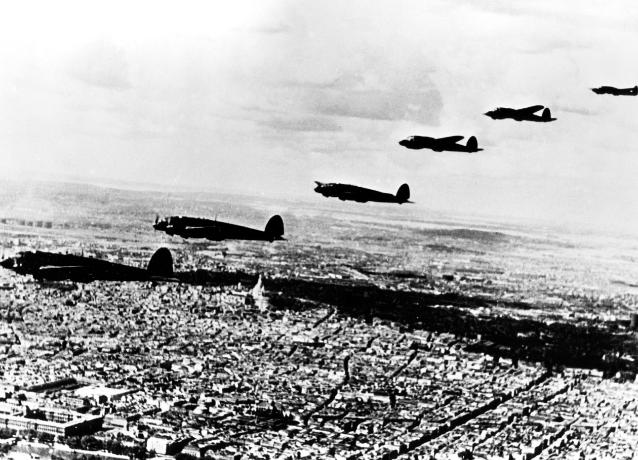 Escadron de bombardiers allemands Heinkel He 111 survolant Paris occupé, juillet 1940 - Unbekannt