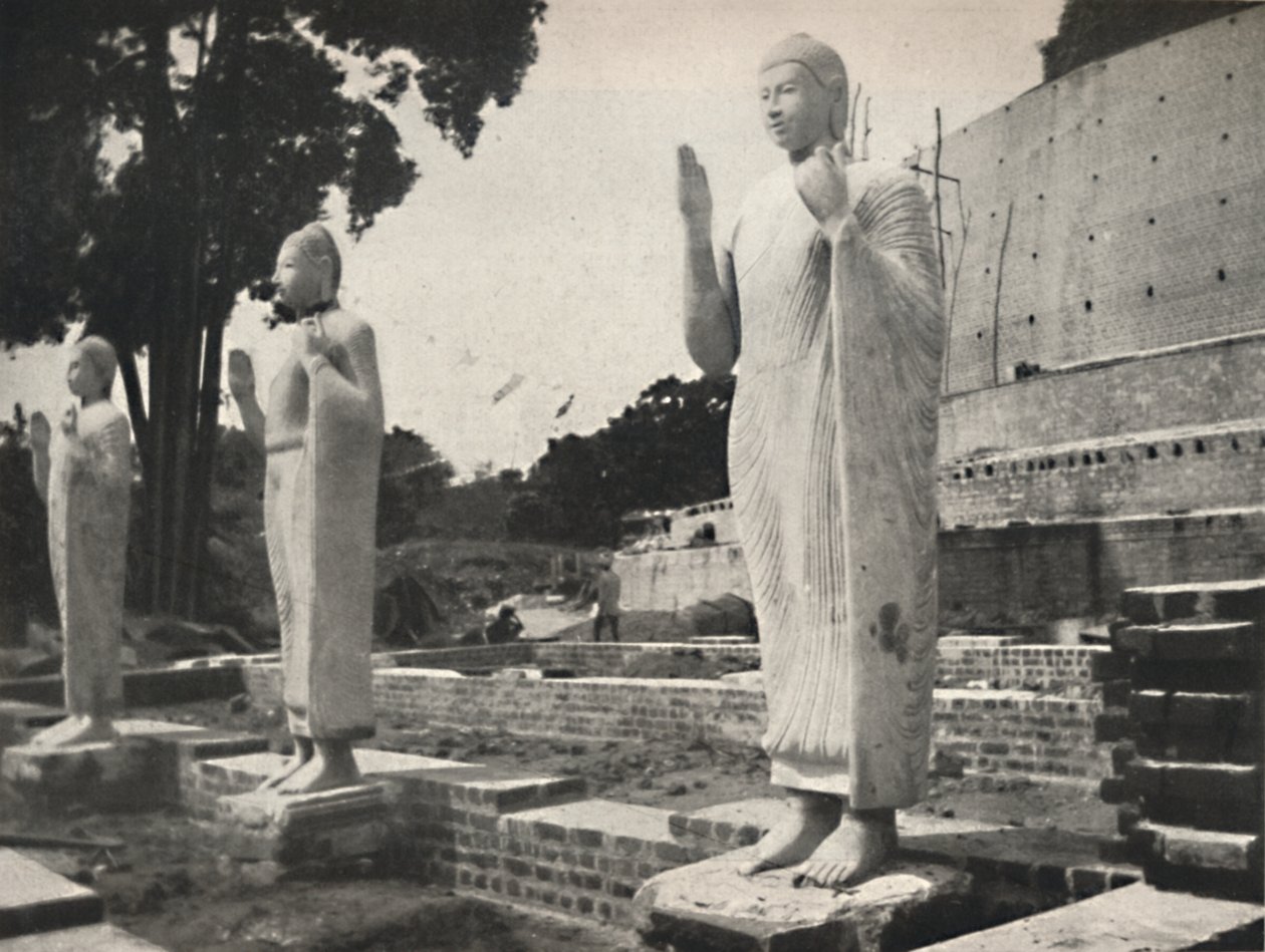 Statues de pierre devant la restauration de la Ruwanwali-Dagoba, Anuradhapura, 1926 - Unbekannt