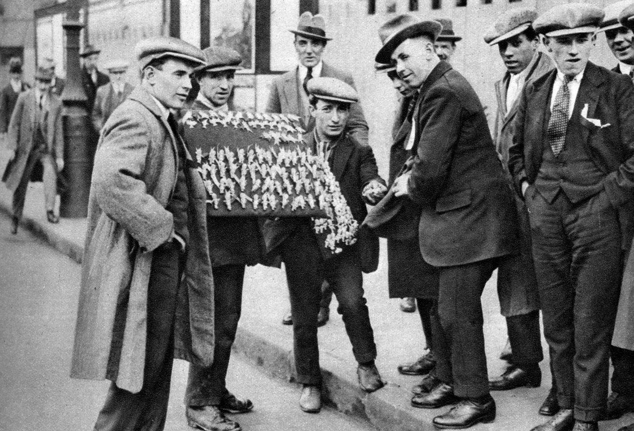 Marchand ambulant vendant des faveurs de football à Kings Cross, Londres, 1911-1926 - Unbekannt